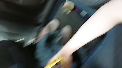 第五任干女儿好听话呀，去学校接她上车，就在车里一直玩她的大奶子，发育好完美！